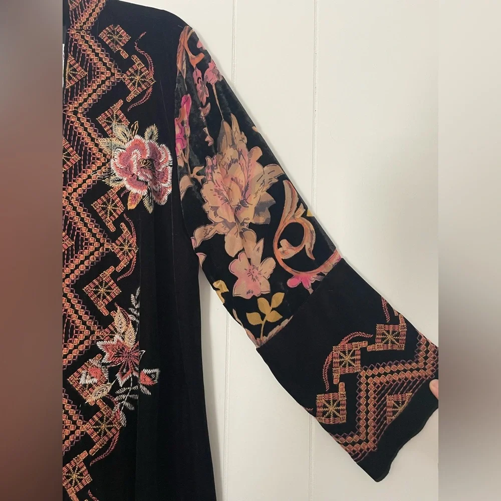 Embroidered Velour Duster. - Picture 6 of 8